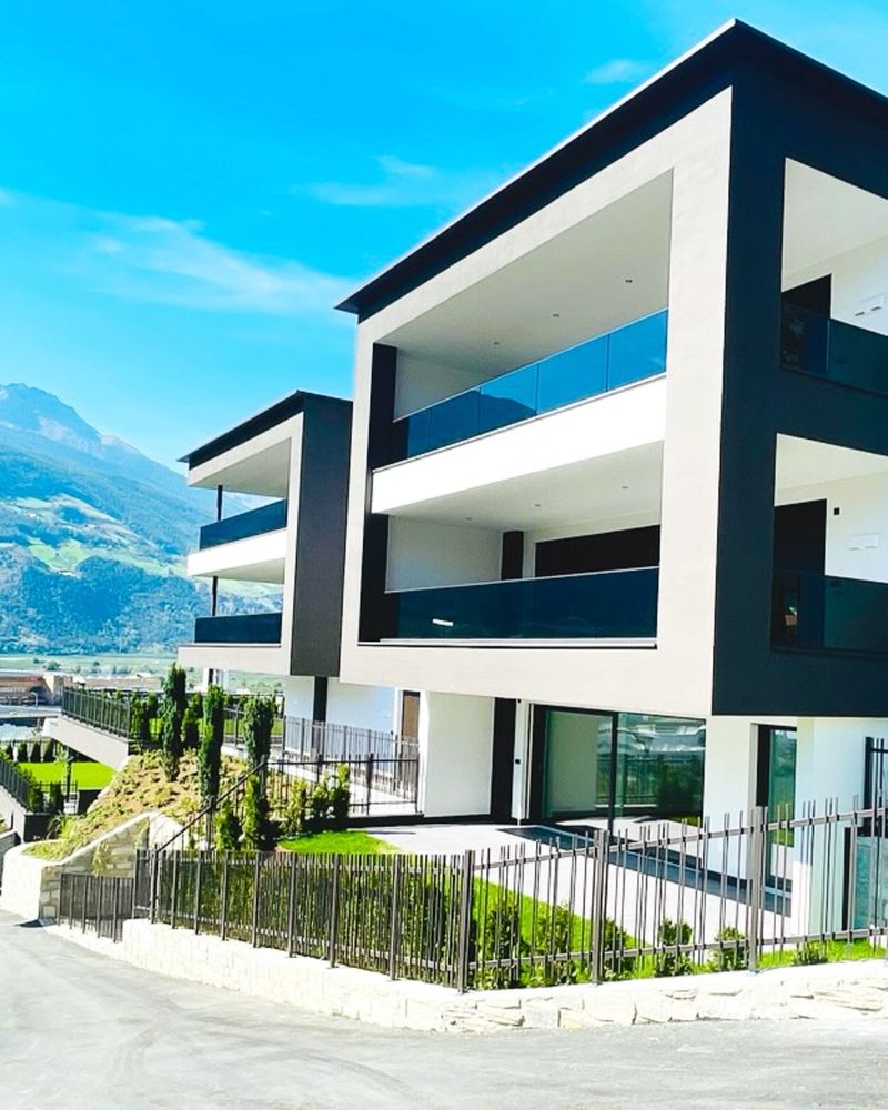 Moderne Wohnanlage mit heller und dunkler Fassade – Beitrag auf Instagram